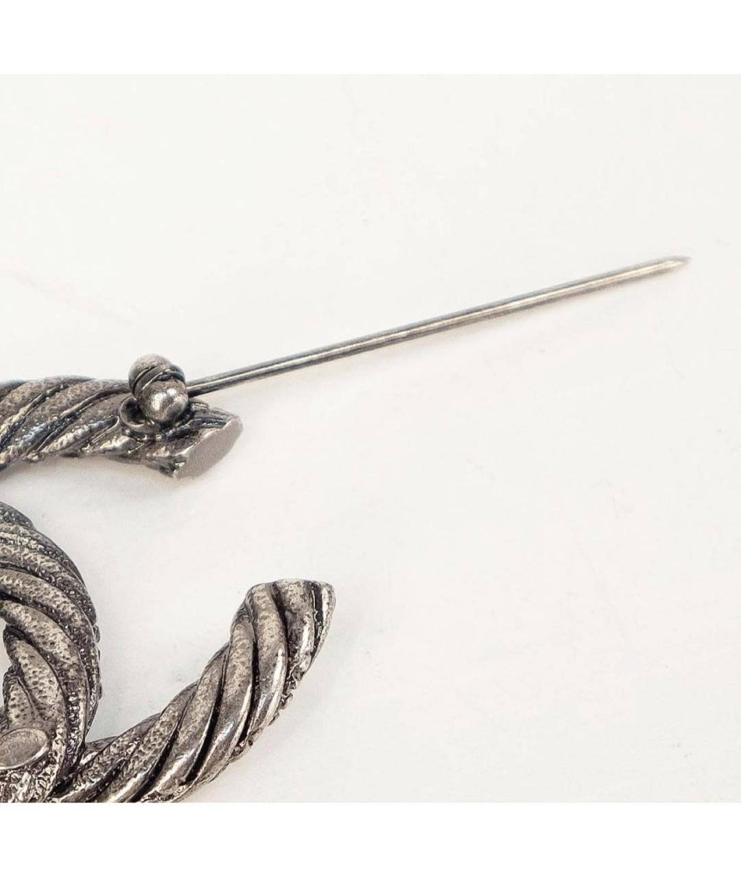 CHANEL Серая металлическая булавка / брошь, фото 4
