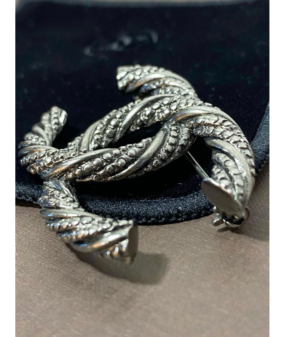 CHANEL Серая металлическая булавка / брошь, фото 5