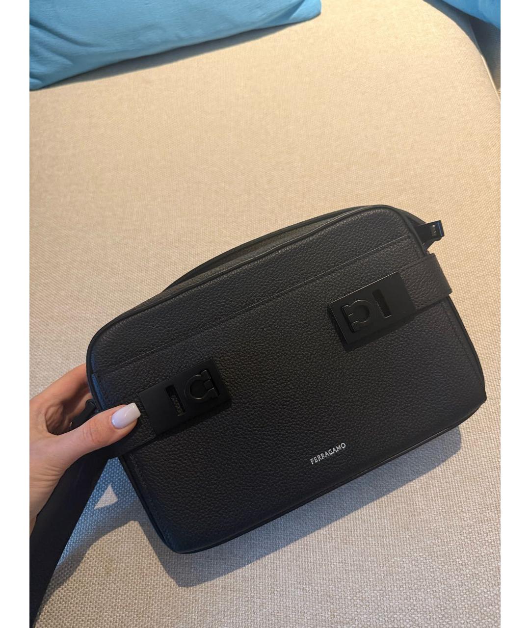 FERRAGAMO Антрацитовая кожаная сумка на плечо, фото 4