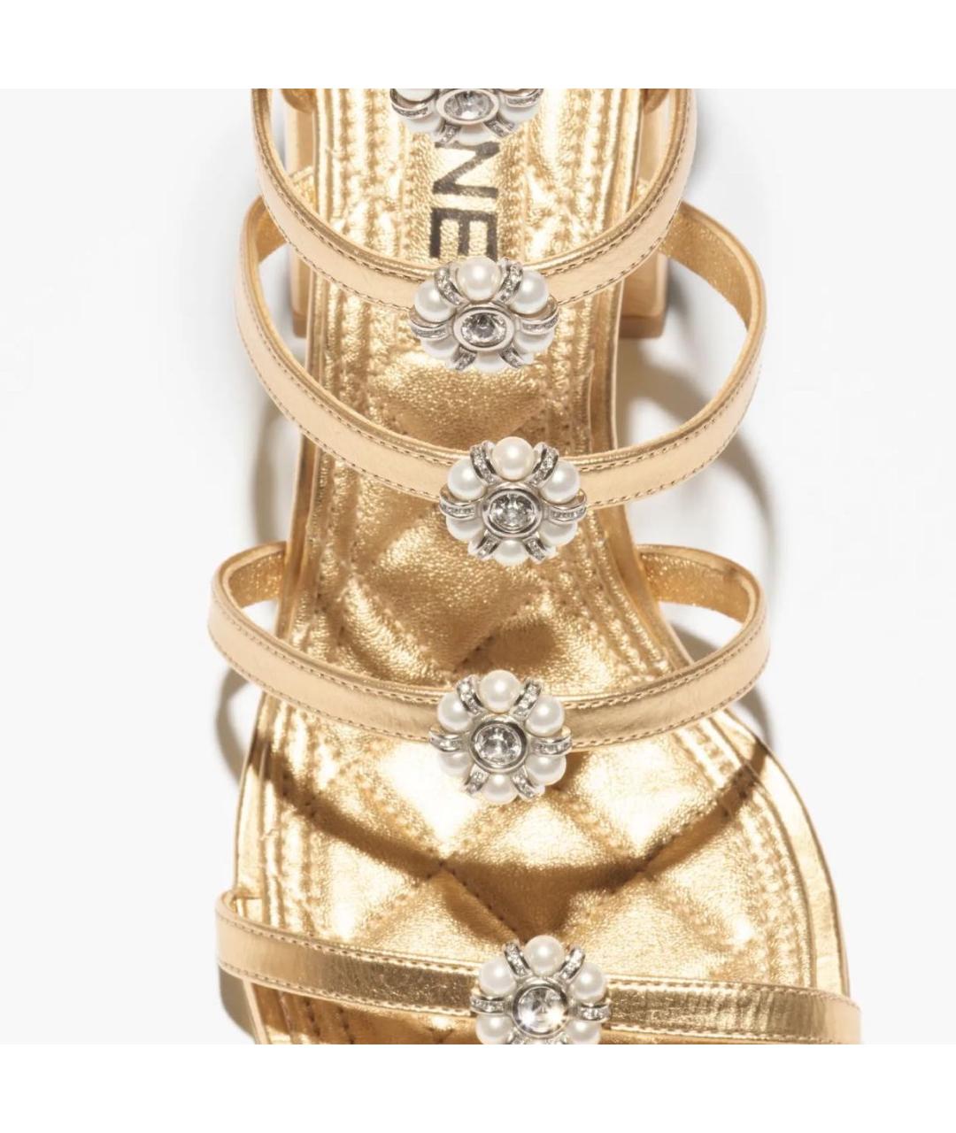 CHANEL Золотые босоножки из лакированной кожи, фото 3