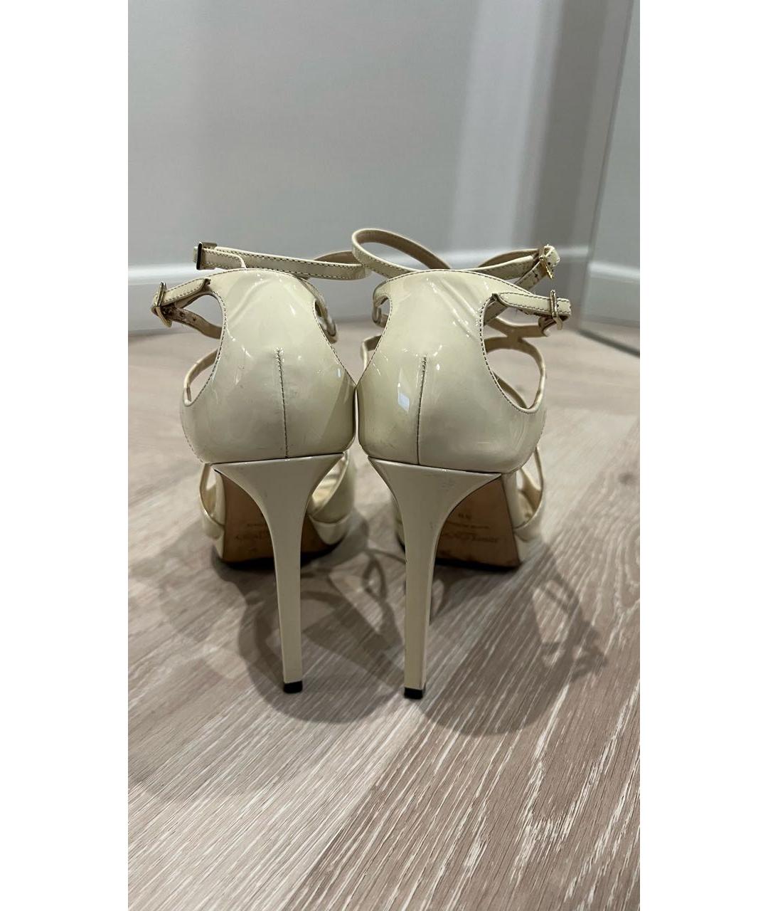 JIMMY CHOO Бежевые босоножки из лакированной кожи, фото 4