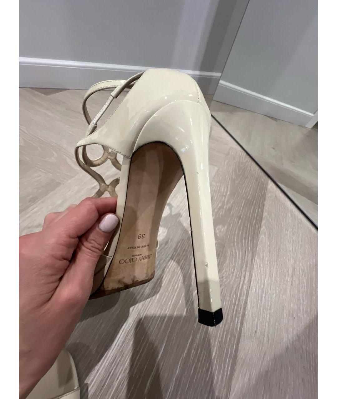 JIMMY CHOO Бежевые босоножки из лакированной кожи, фото 5