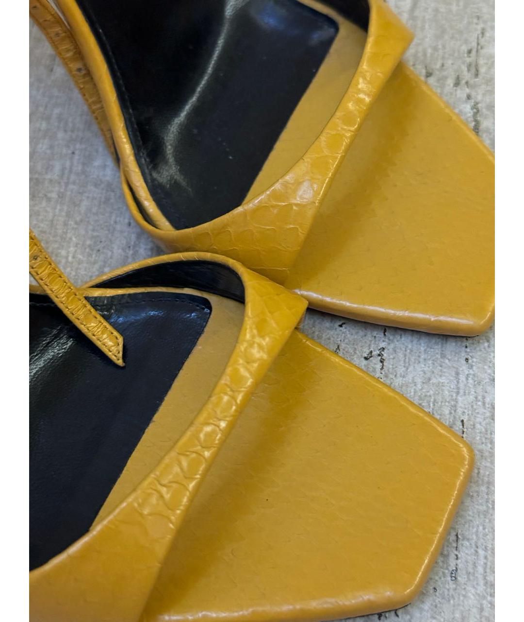 SAINT LAURENT Горчичные босоножки из экзотической кожи, фото 2