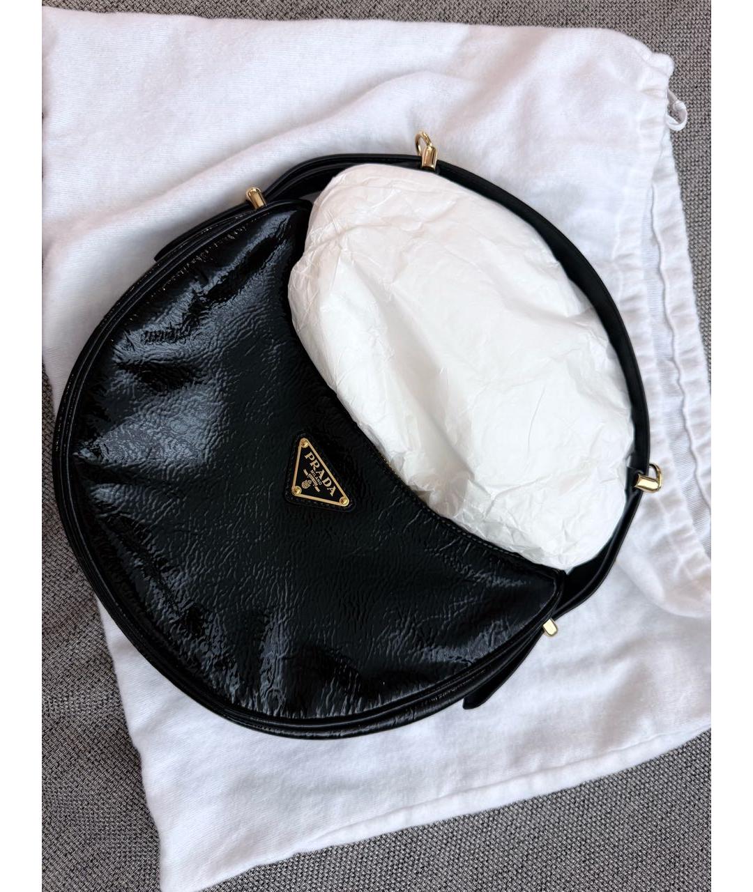 PRADA Черная сумка с короткими ручками из лакированной кожи, фото 5