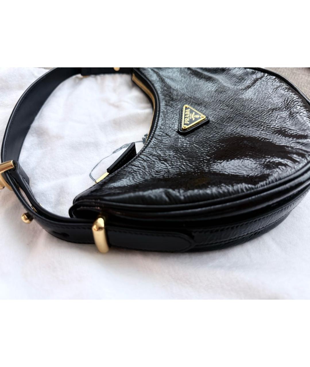 PRADA Черная сумка с короткими ручками из лакированной кожи, фото 2