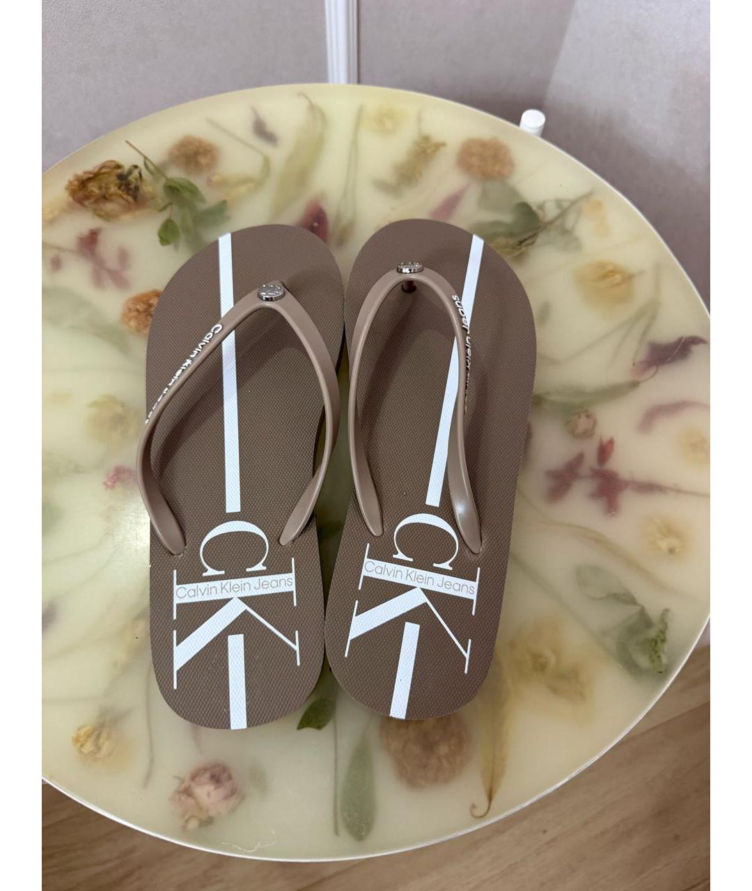 CALVIN KLEIN Коричневые резиновые шлепанцы, фото 3