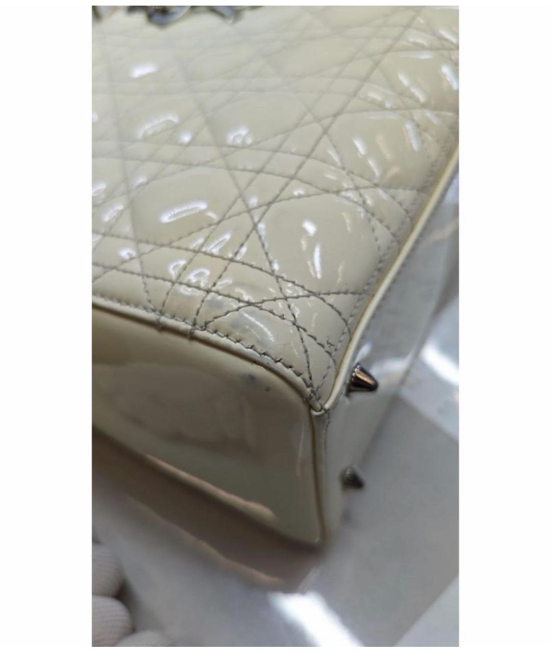 CHRISTIAN DIOR Бежевая сумка с короткими ручками из лакированной кожи, фото 7