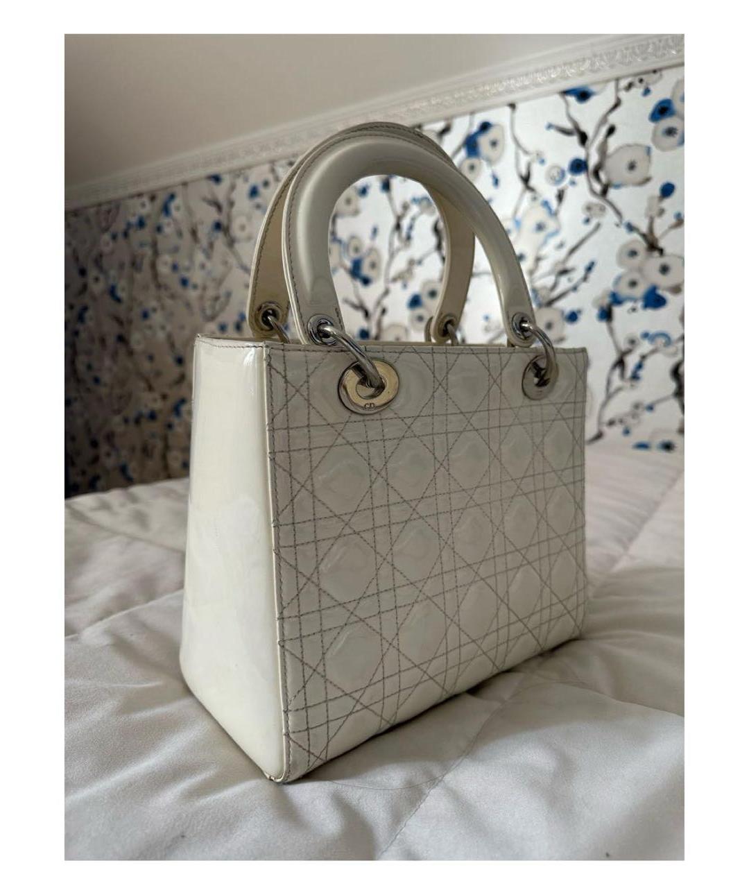 CHRISTIAN DIOR Бежевая сумка с короткими ручками из лакированной кожи, фото 2