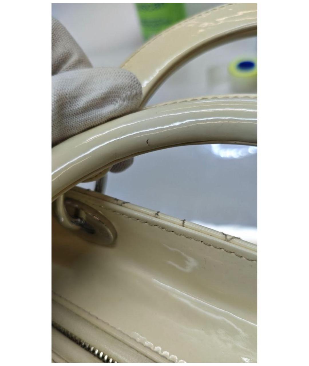 CHRISTIAN DIOR Бежевая сумка с короткими ручками из лакированной кожи, фото 6