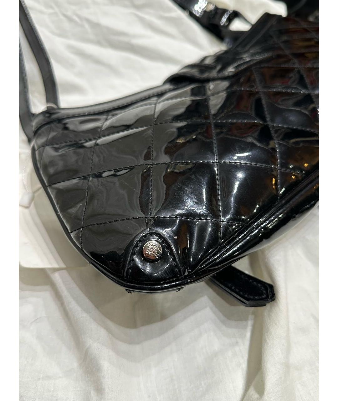 BURBERRY Черная сумка с короткими ручками из лакированной кожи, фото 5