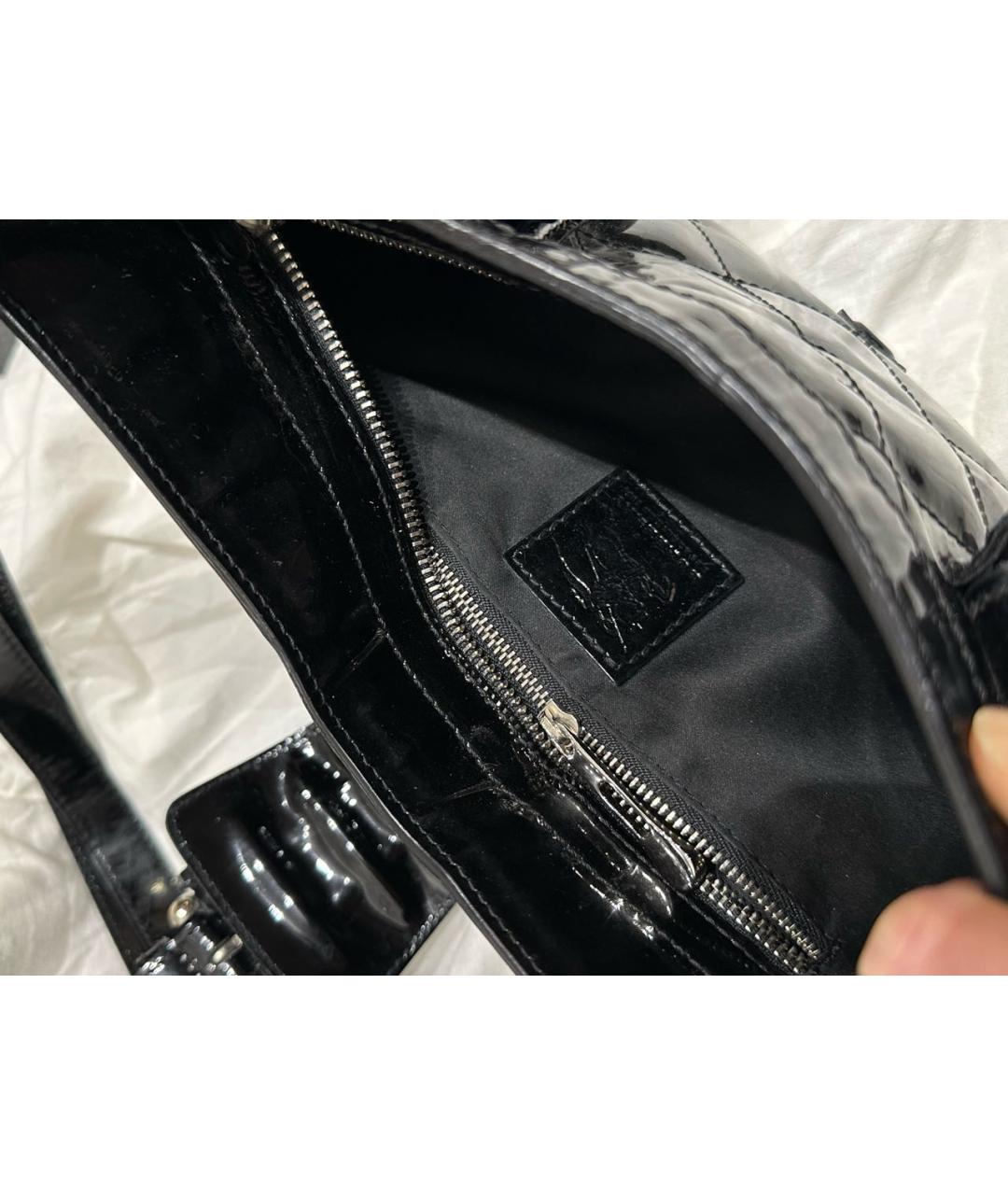 BURBERRY Черная сумка с короткими ручками из лакированной кожи, фото 6