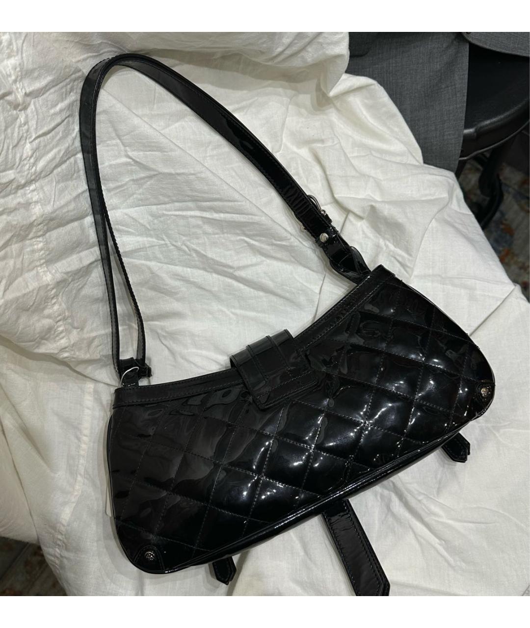 BURBERRY Черная сумка с короткими ручками из лакированной кожи, фото 3