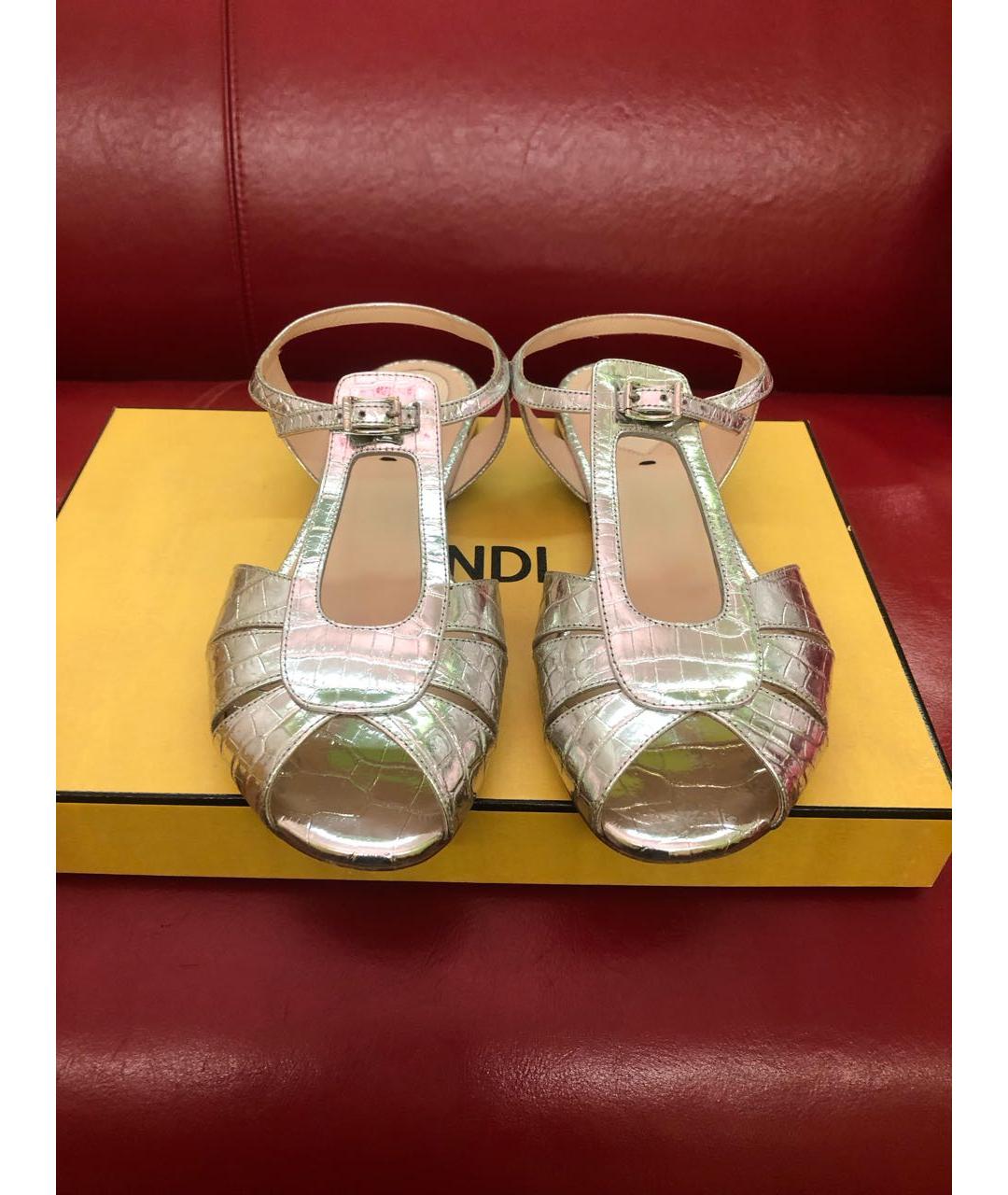 FENDI Серебряные кожаные сандалии, фото 2