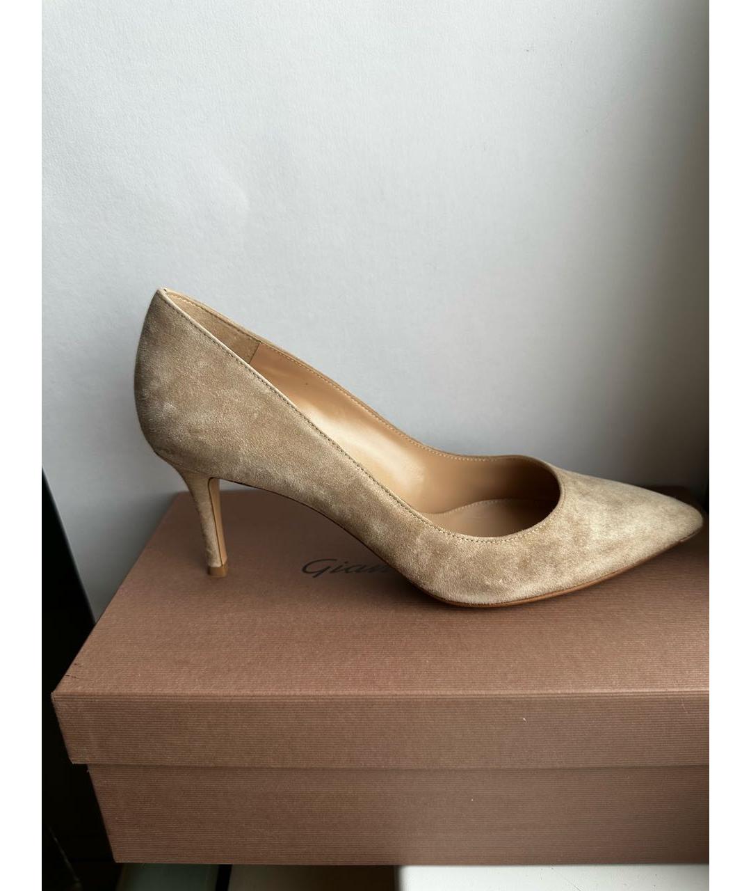 GIANVITO ROSSI Бежевые замшевые туфли, фото 2