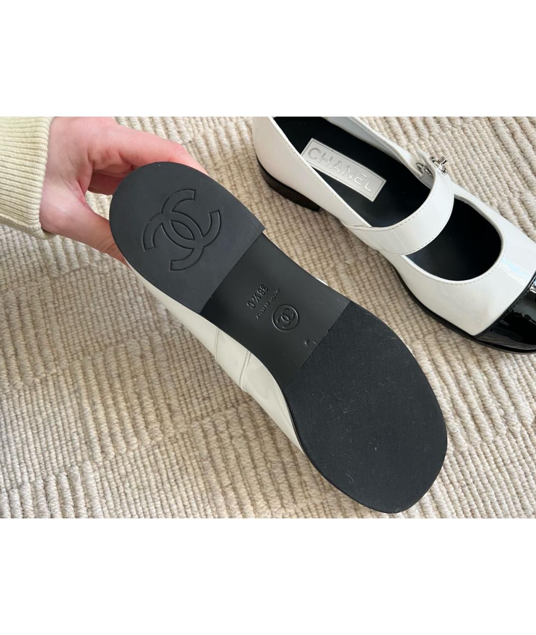 CHANEL Белые балетки из лакированной кожи, фото 6