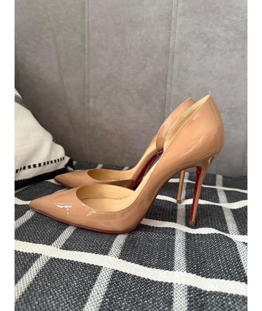 CHRISTIAN LOUBOUTIN Бежевые туфли из лакированной кожи, фото 9