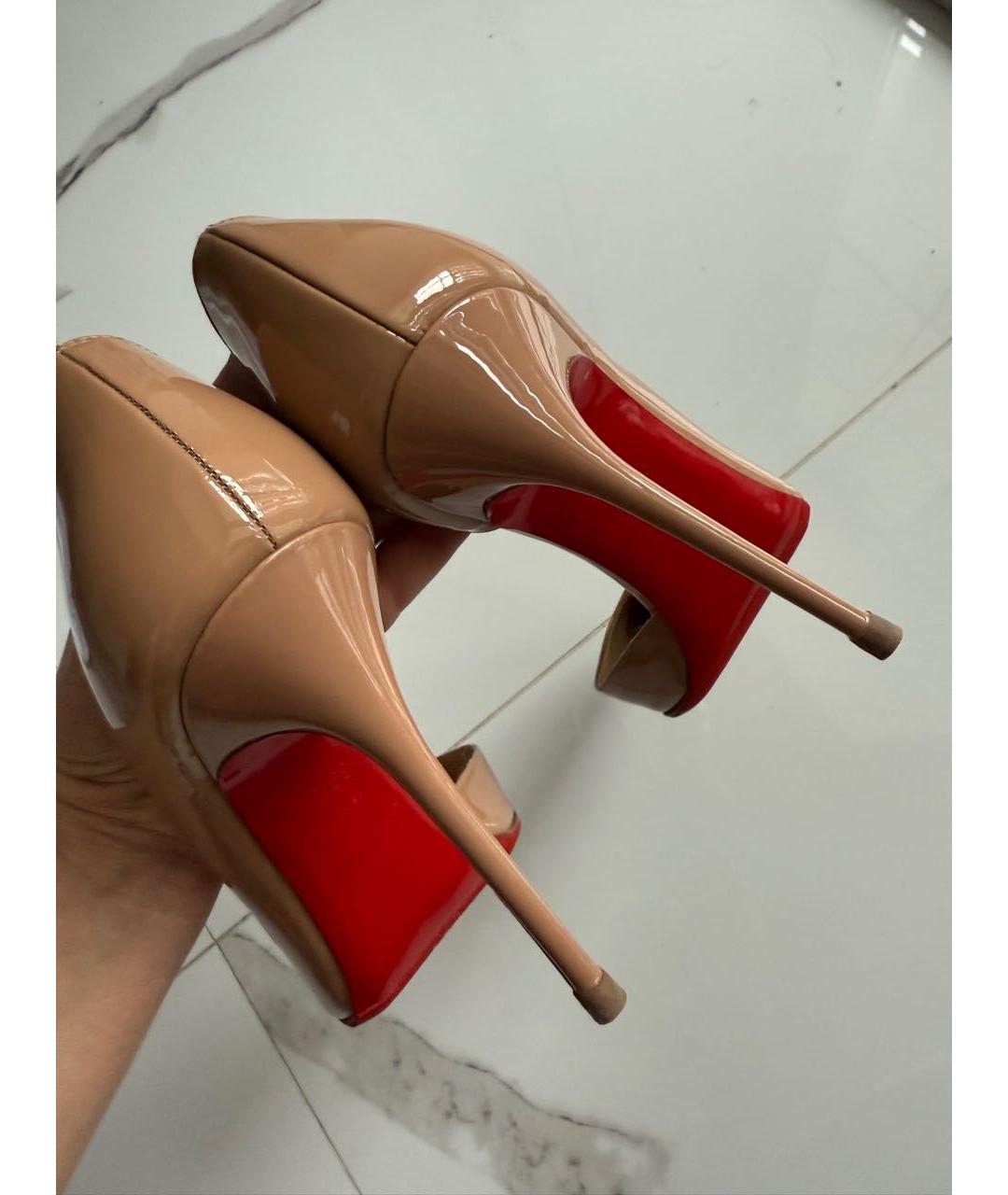 CHRISTIAN LOUBOUTIN Бежевые туфли из лакированной кожи, фото 8