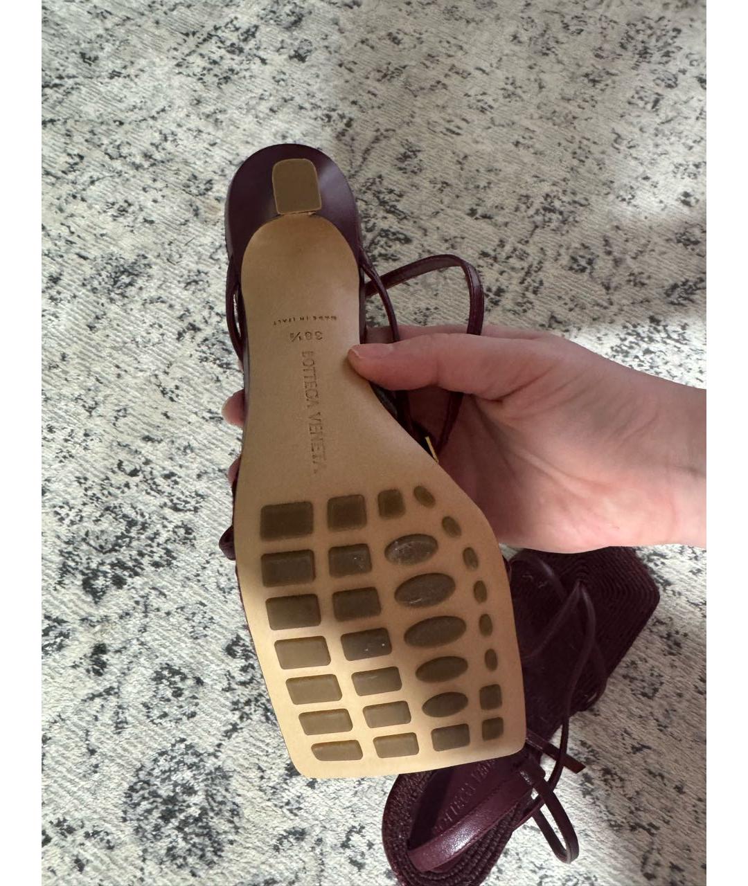 BOTTEGA VENETA Бордовые кожаные босоножки, фото 5