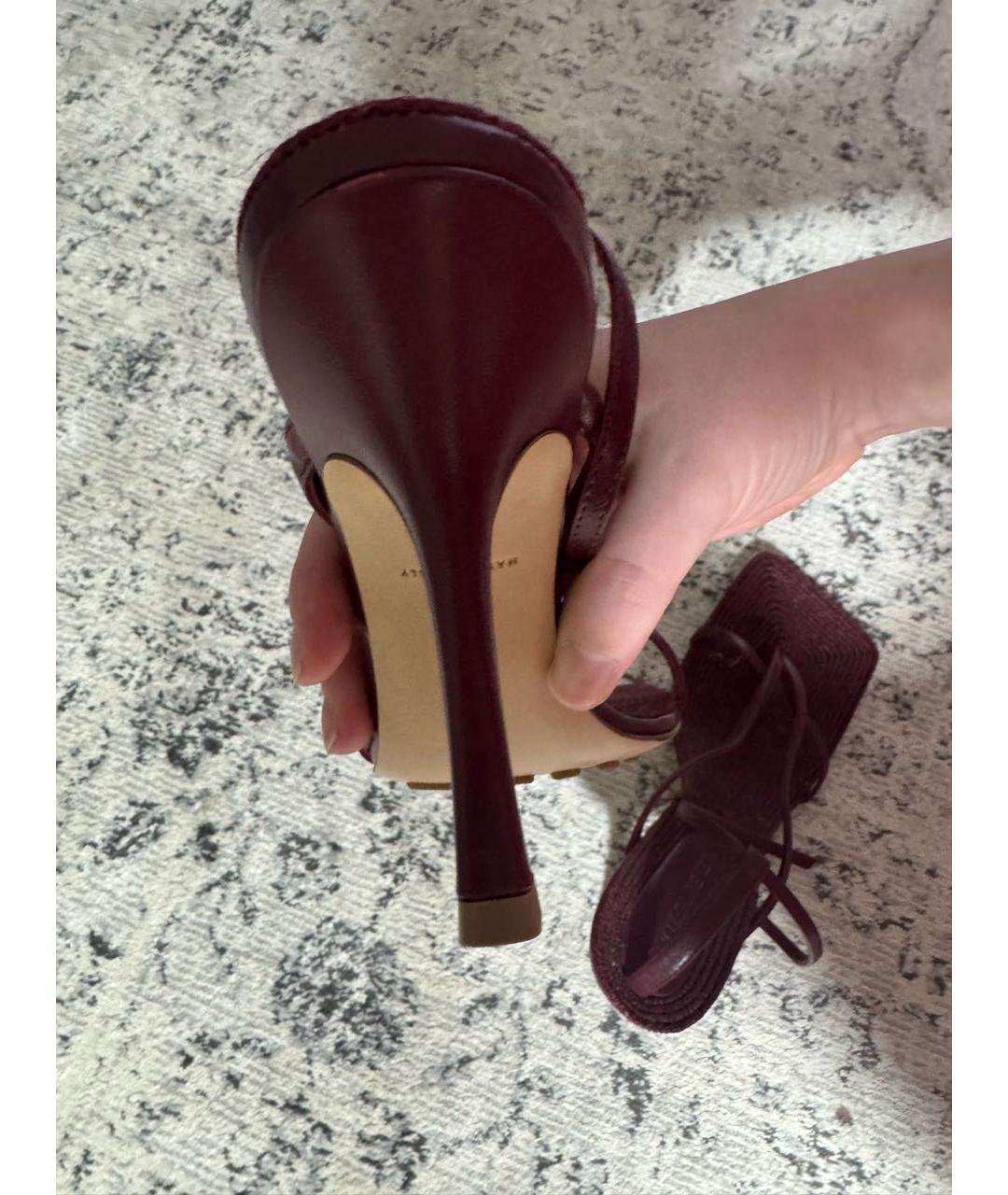 BOTTEGA VENETA Бордовые кожаные босоножки, фото 4