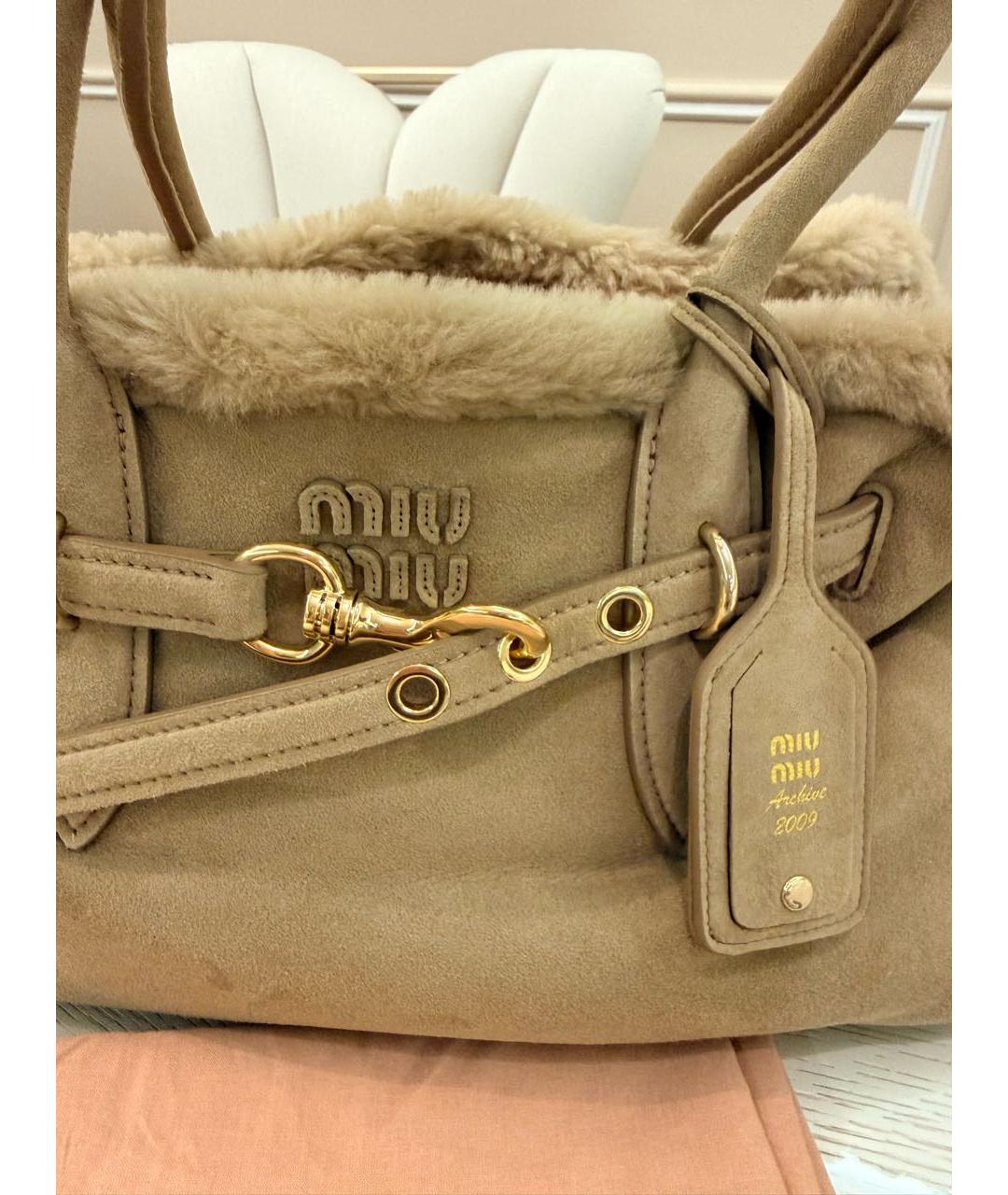 MIU MIU Бежевая замшевая сумка тоут, фото 6