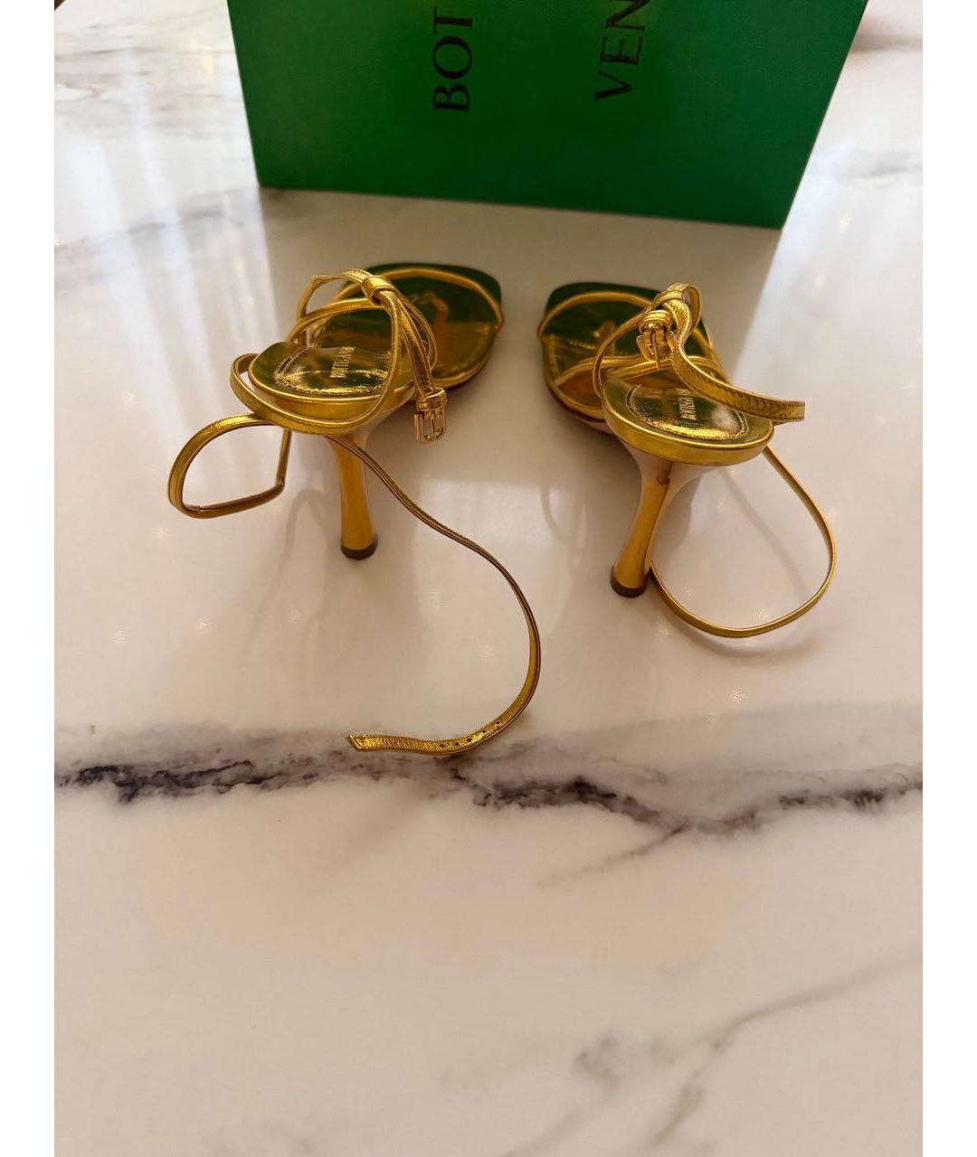 BOTTEGA VENETA Золотые кожаные босоножки, фото 3