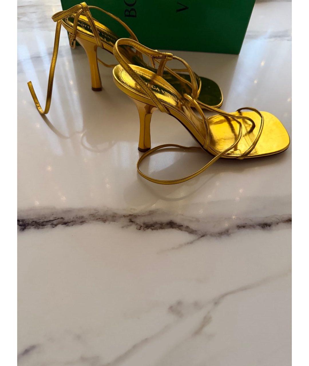 BOTTEGA VENETA Золотые кожаные босоножки, фото 4