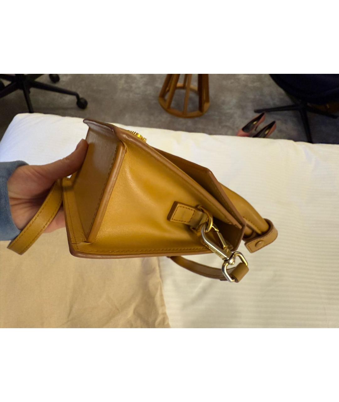 JACQUEMUS Горчичная кожаная сумка с короткими ручками, фото 5