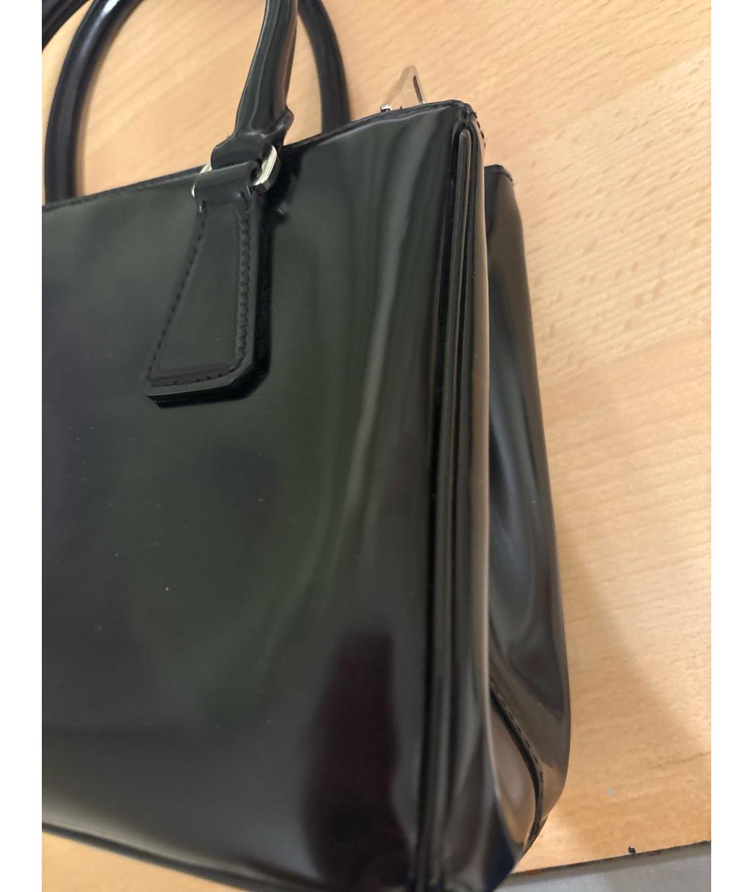 PRADA Черная сумка с короткими ручками из лакированной кожи, фото 2