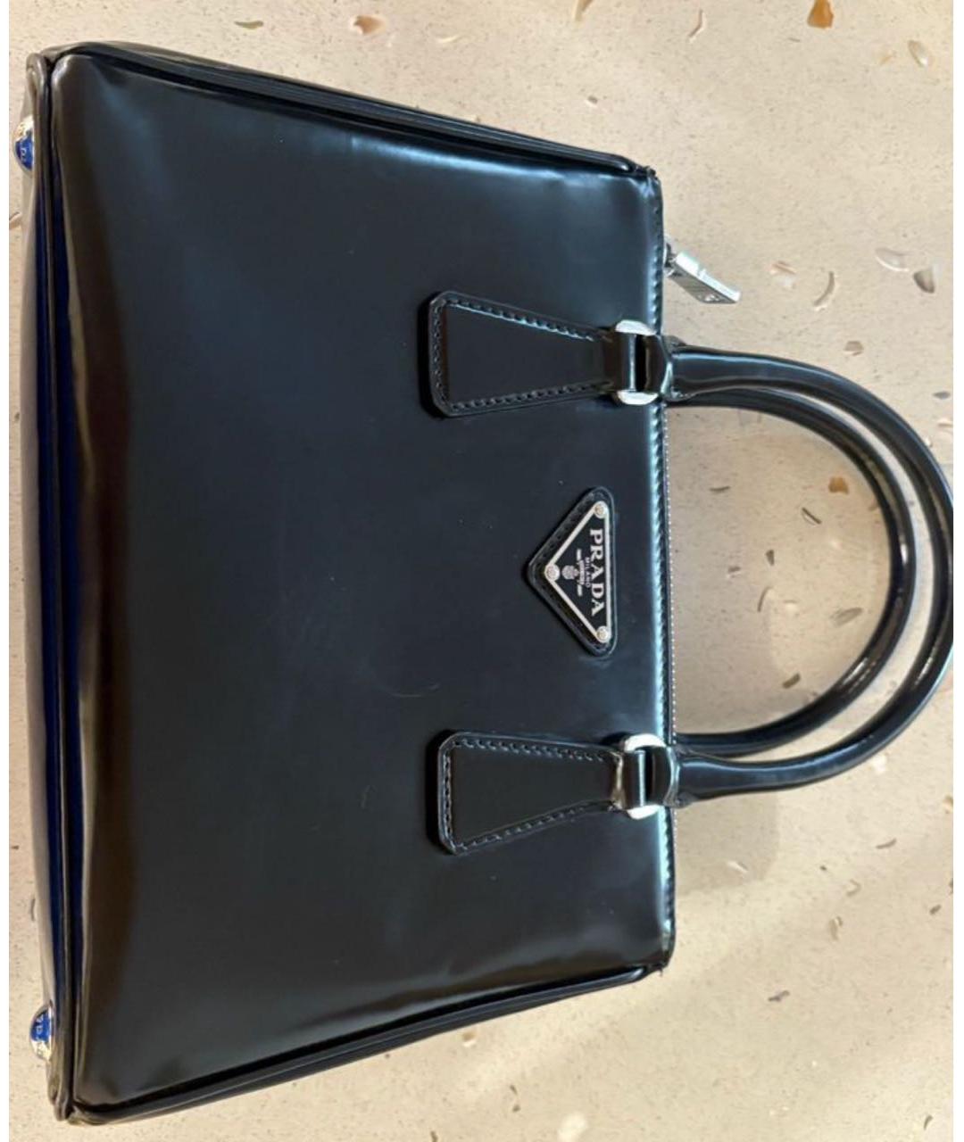 PRADA Черная сумка с короткими ручками из лакированной кожи, фото 5