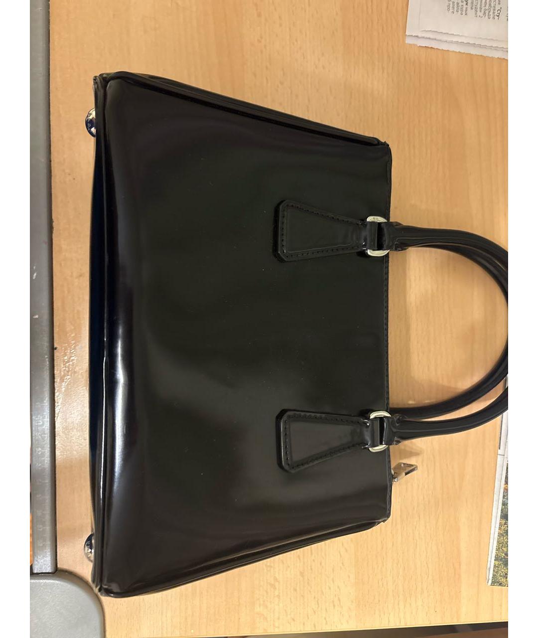 PRADA Черная сумка с короткими ручками из лакированной кожи, фото 3