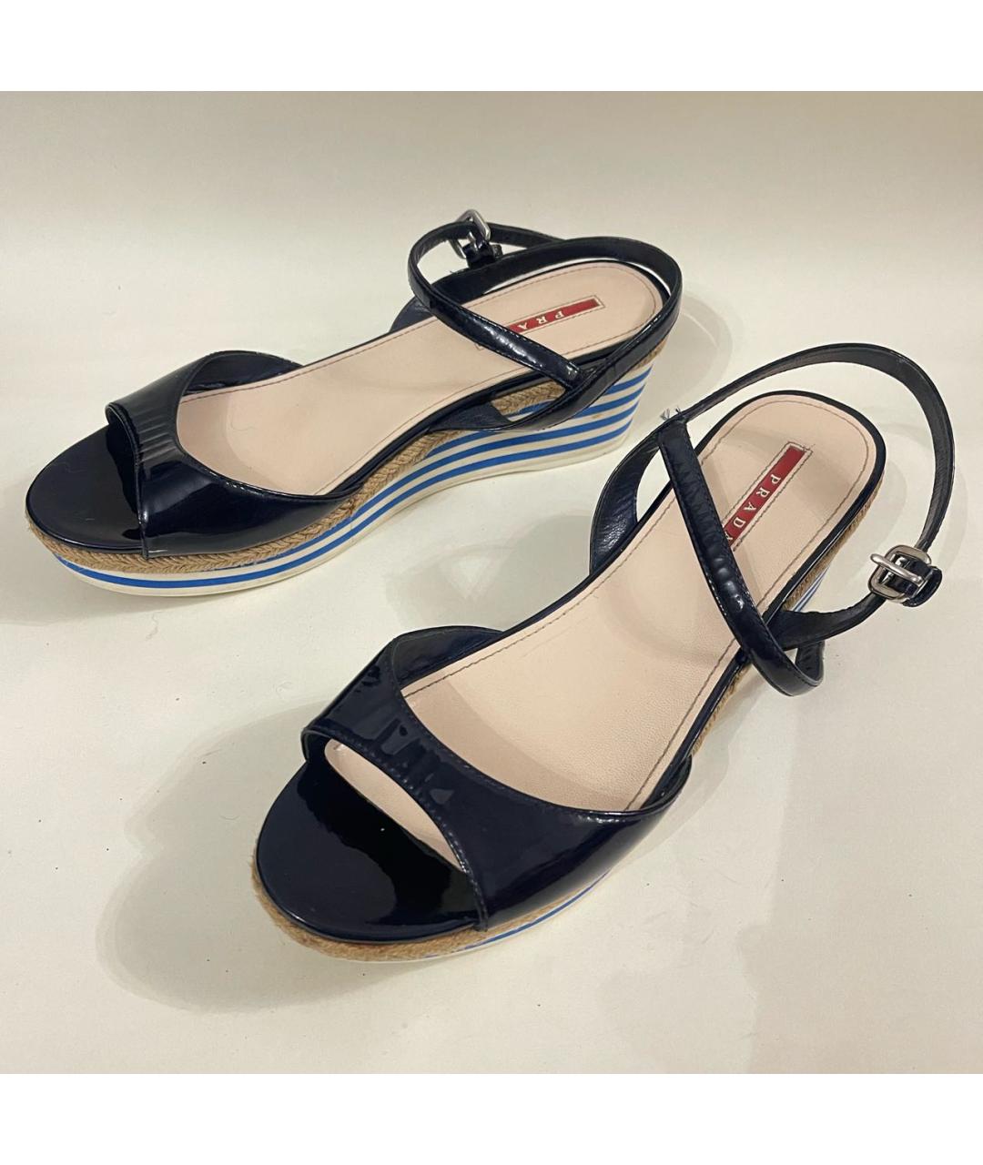PRADA Темно-синие босоножки из лакированной кожи, фото 2