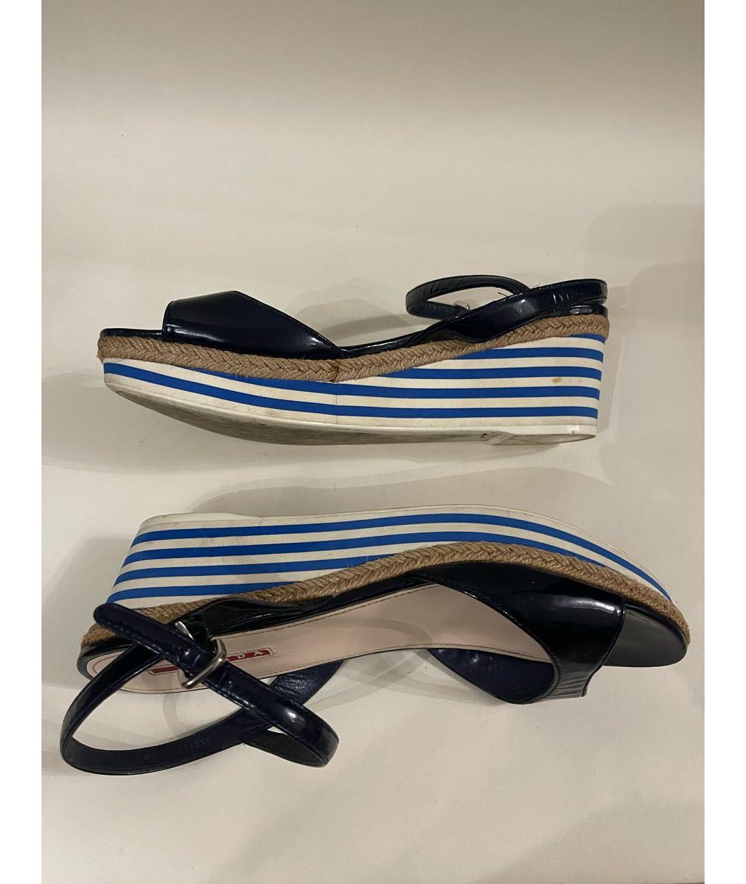 PRADA Темно-синие босоножки из лакированной кожи, фото 6