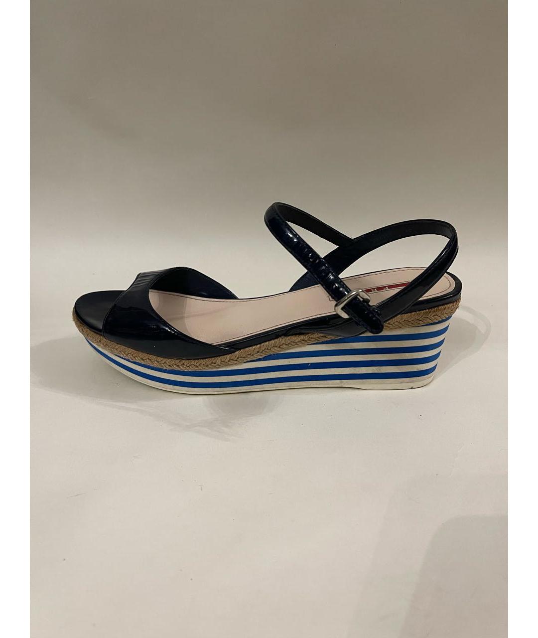 PRADA Темно-синие босоножки из лакированной кожи, фото 7