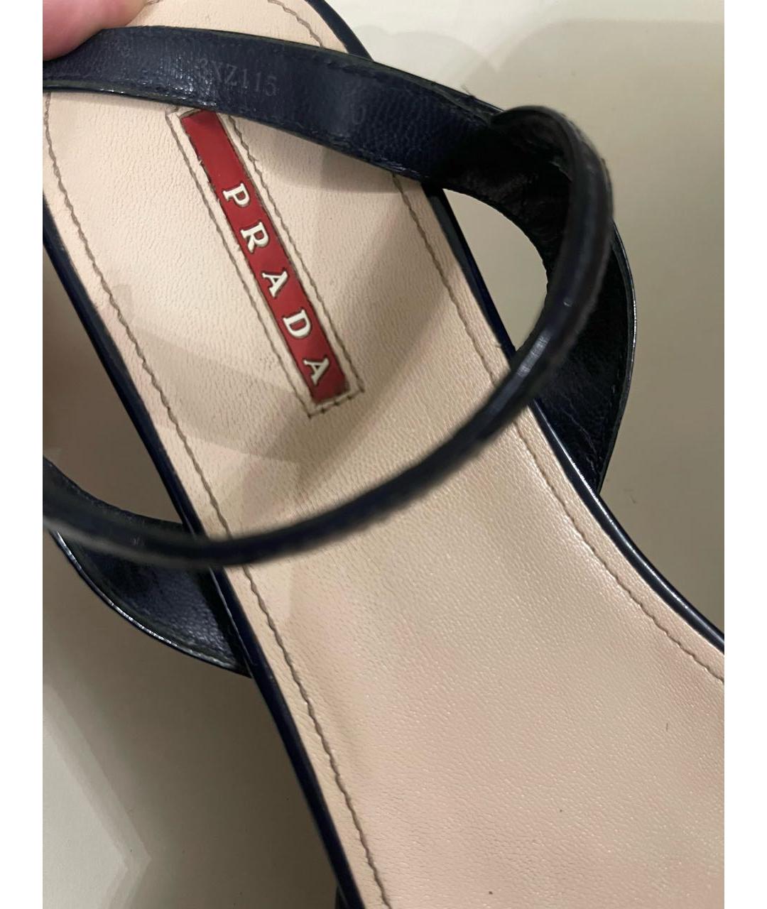 PRADA Темно-синие босоножки из лакированной кожи, фото 5