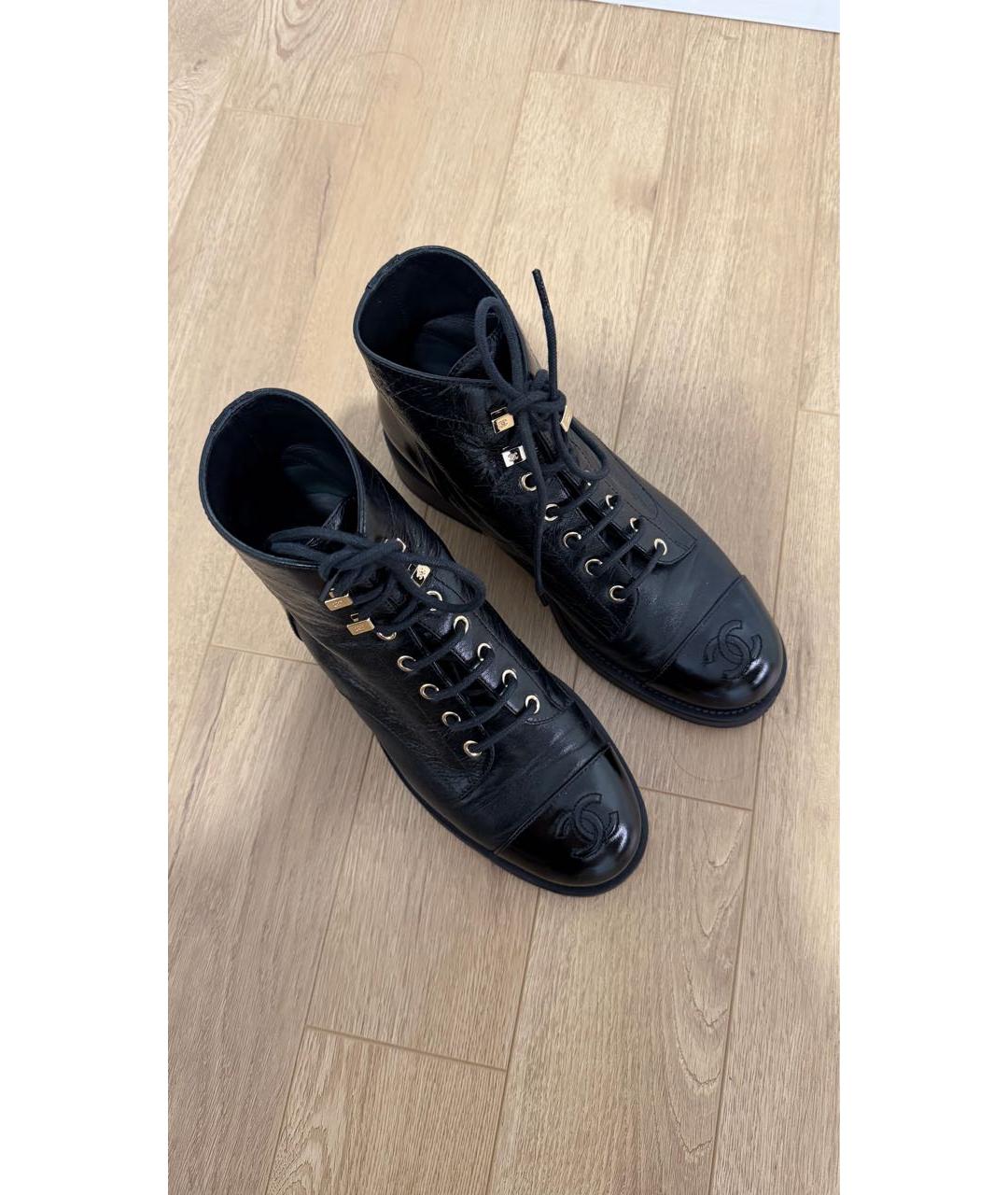 CHANEL Черные ботинки из лакированной кожи, фото 2