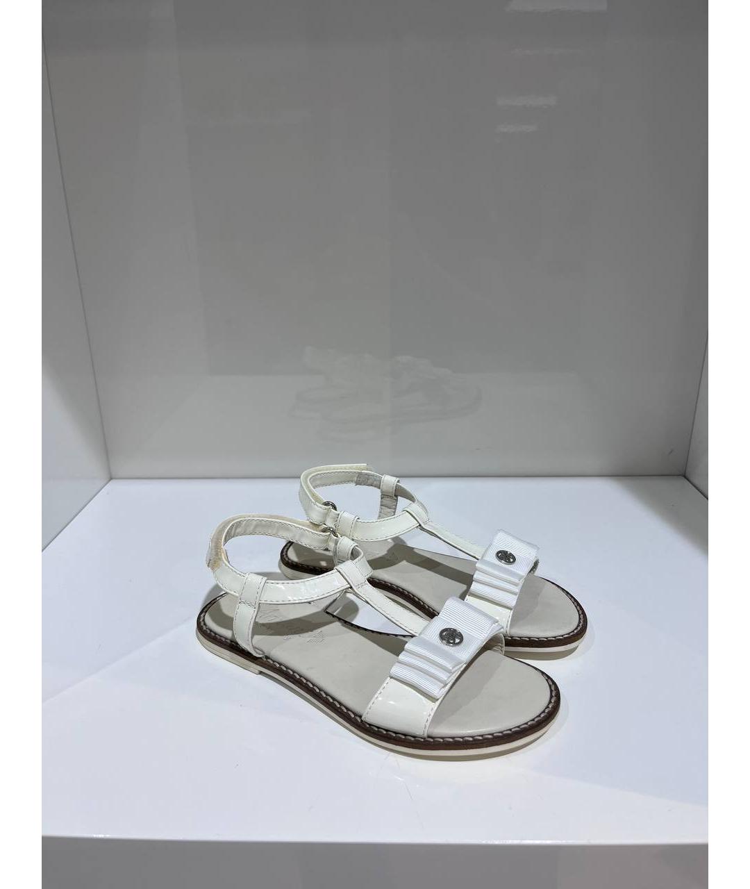 ARMANI JUNIOR Белые сандалии и шлепанцы из лакированной кожи, фото 2