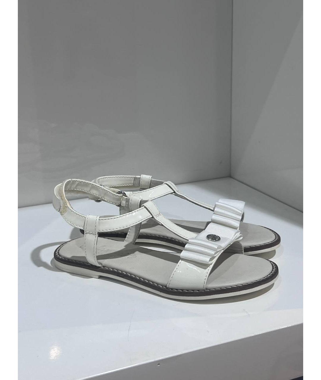 ARMANI JUNIOR Белые сандалии и шлепанцы из лакированной кожи, фото 3