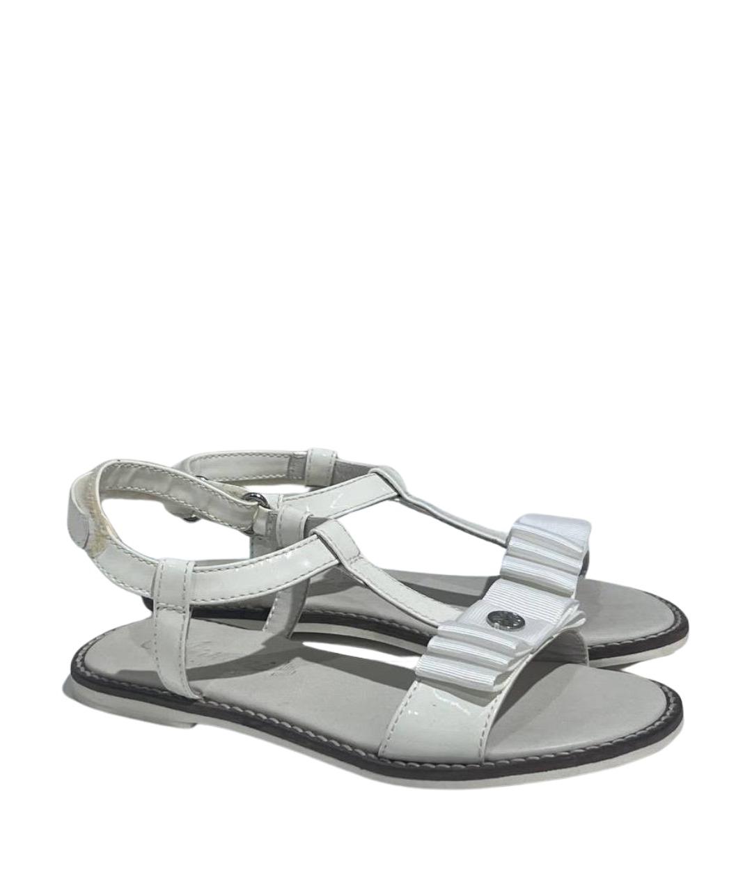 ARMANI JUNIOR Белые сандалии и шлепанцы из лакированной кожи, фото 1
