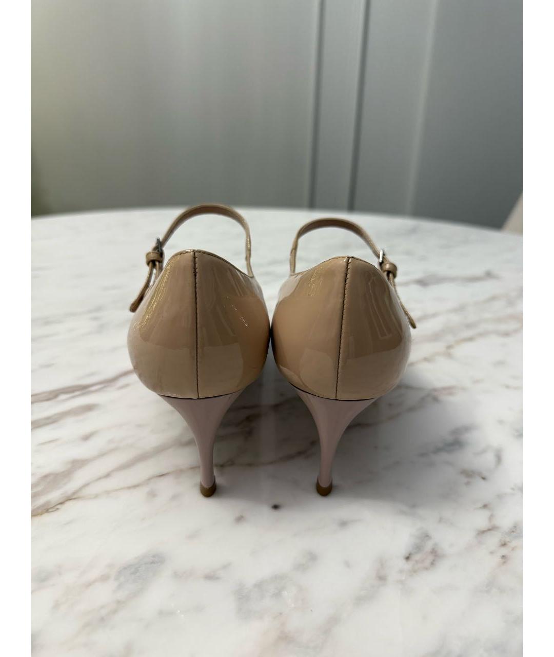 MIU MIU Бежевые лодочки на низком каблуке из лакированной кожи, фото 4