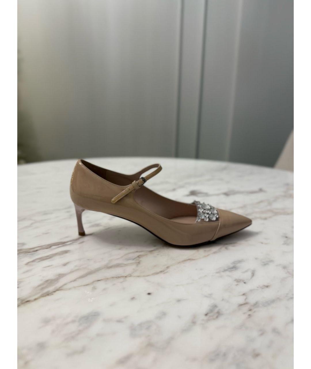 MIU MIU Бежевые лодочки на низком каблуке из лакированной кожи, фото 8