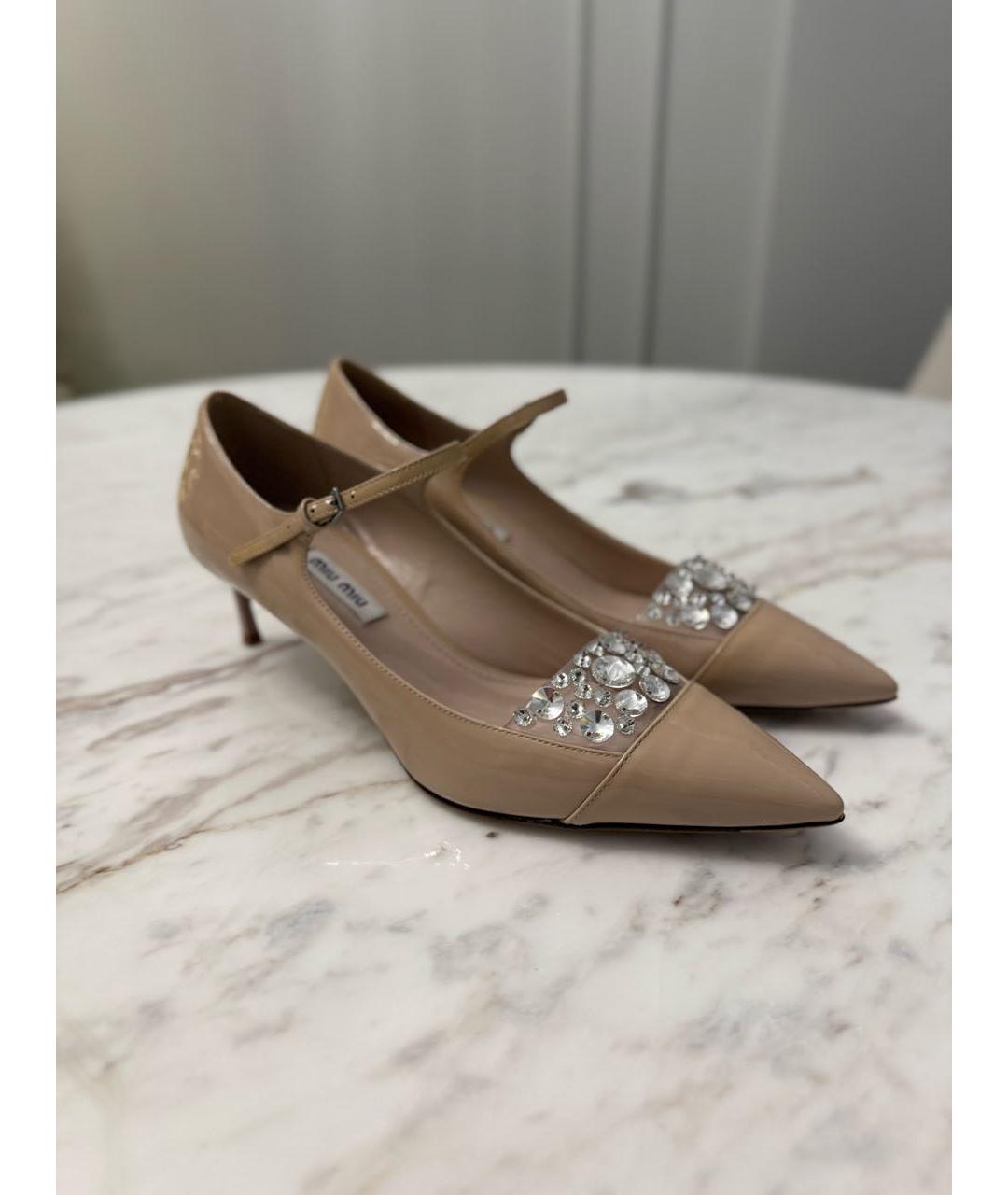 MIU MIU Бежевые лодочки на низком каблуке из лакированной кожи, фото 6