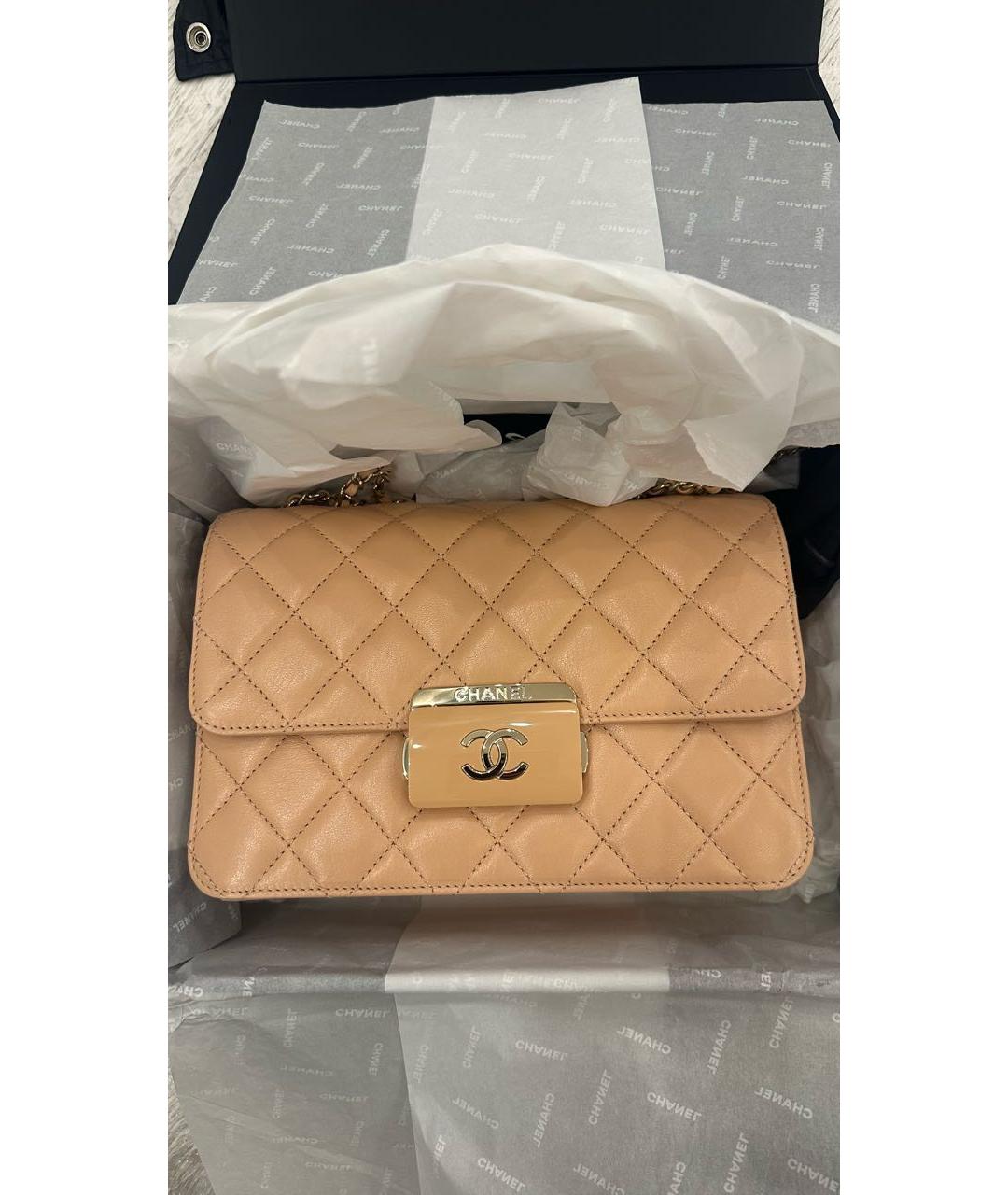 CHANEL Бежевая сумка через плечо из лакированной кожи, фото 7