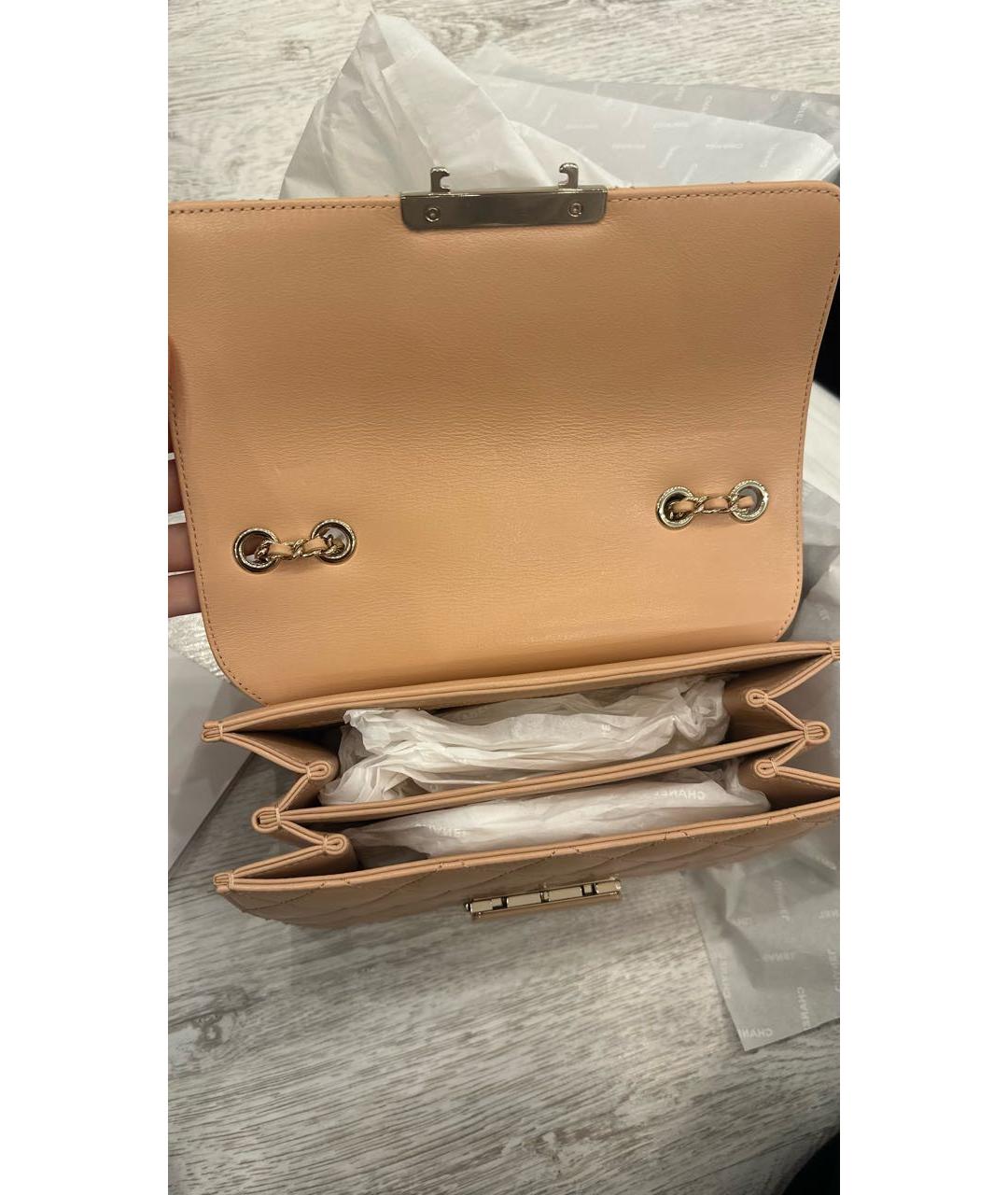 CHANEL Бежевая сумка через плечо из лакированной кожи, фото 3