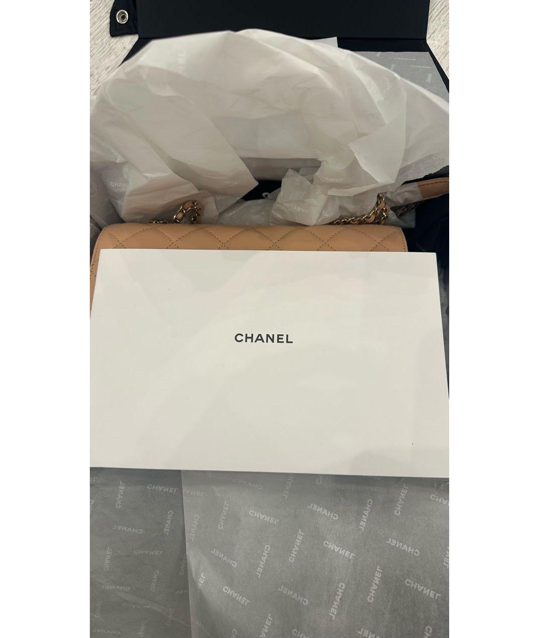 CHANEL Бежевая сумка через плечо из лакированной кожи, фото 2