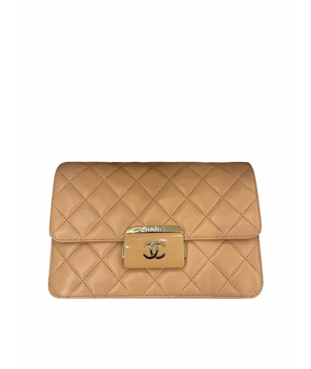 CHANEL Бежевая сумка через плечо из лакированной кожи, фото 1