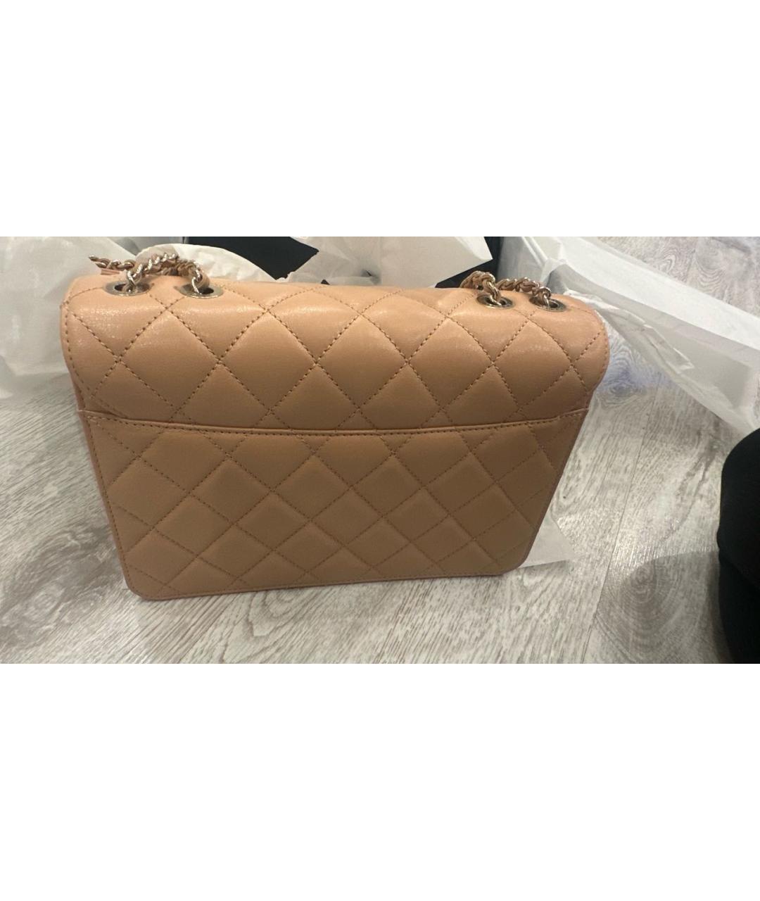 CHANEL Бежевая сумка через плечо из лакированной кожи, фото 5