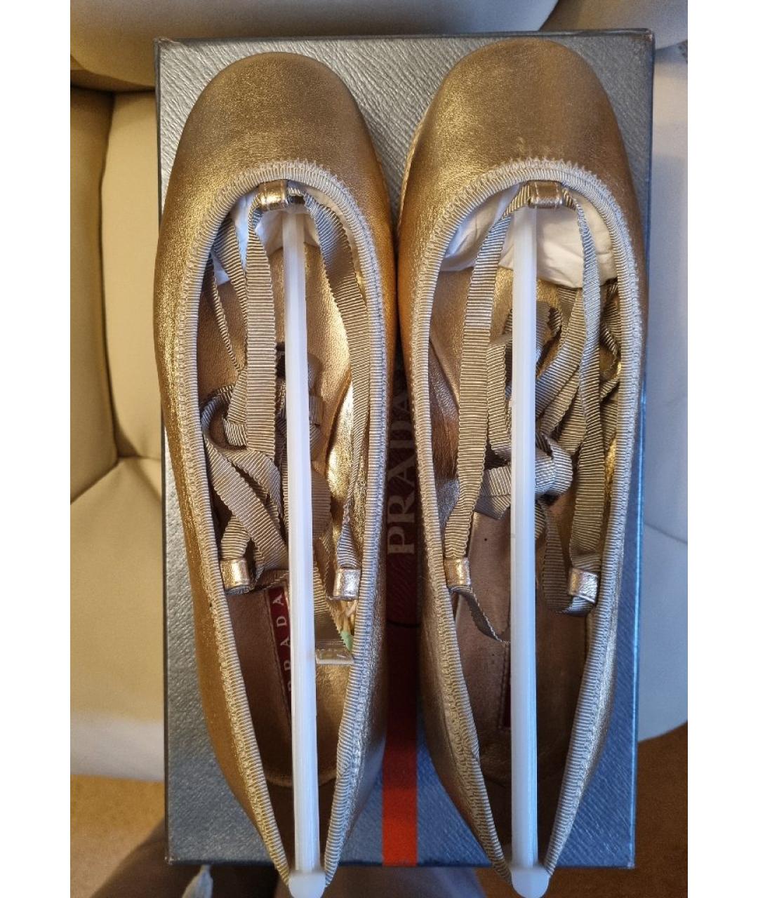 PRADA Золотые кожаные туфли, фото 3