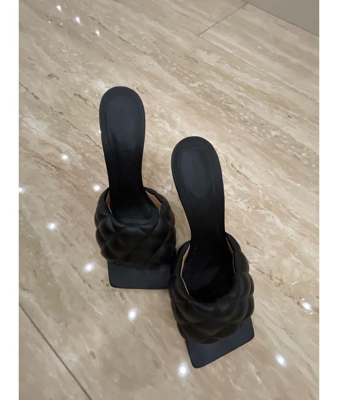 BOTTEGA VENETA Черные кожаные мюли, фото 2