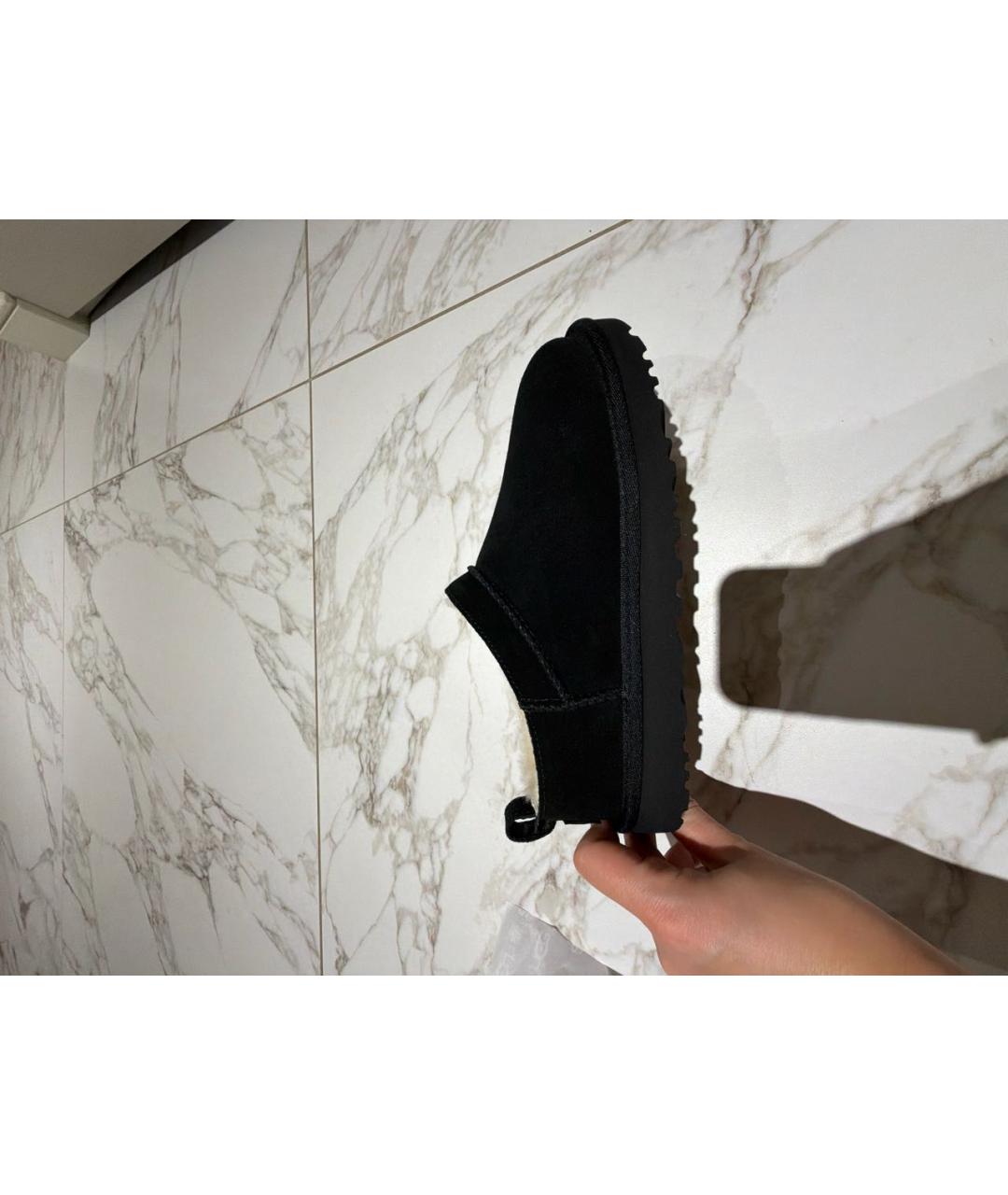 UGG AUSTRALIA Черные замшевые сабо, фото 6