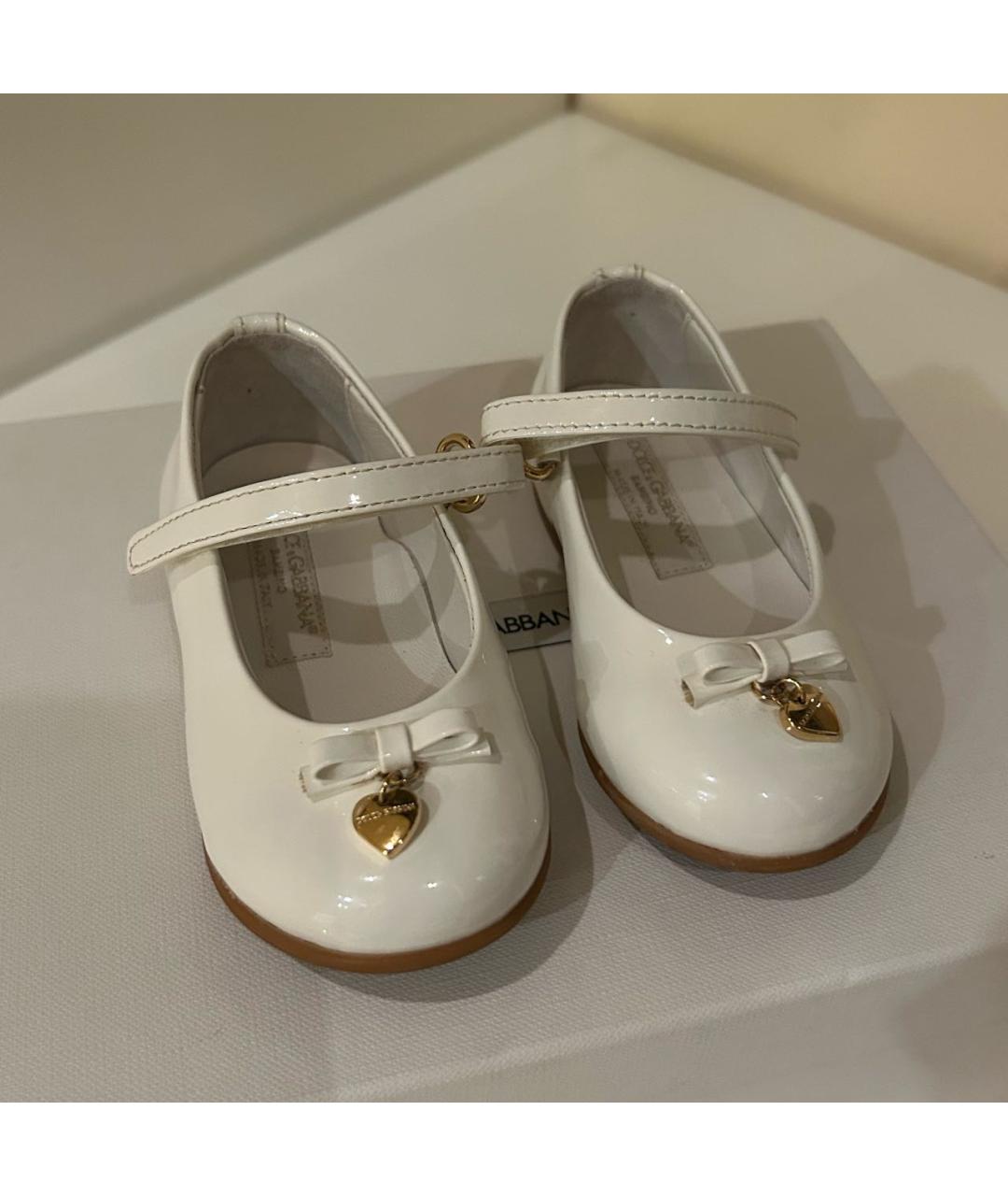 DOLCE & GABBANA KIDS Белые балетки и туфли из лакированной кожи, фото 2